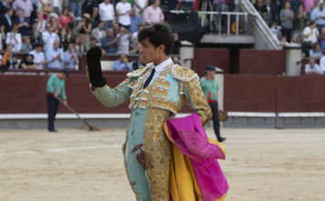 Juanito saluda la ovación de la afición venteña (FOTO: Plaza1)